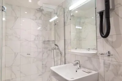 Salle de bains dans l'établissement Paris France Hotel