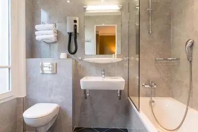 Salle de bains dans l'établissement Paris France Hotel