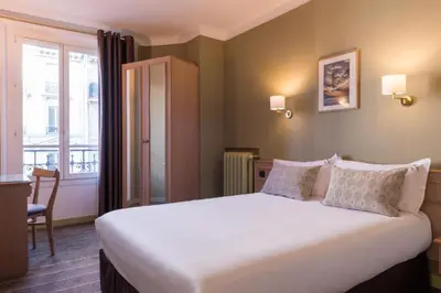 Un ou plusieurs lits dans un hébergement de l'établissement Paris France Hotel