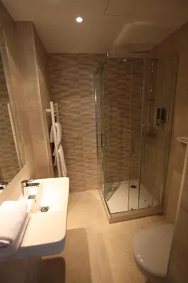 Salle de bains dans l'établissement Excelsior Batignolles