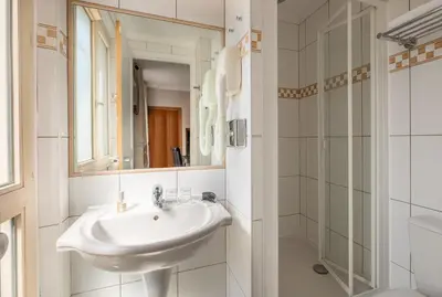 Salle de bains dans l'établissement Hotel London