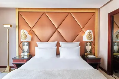 Un ou plusieurs lits dans un hébergement de l'établissement Hôtel Fouquet's Paris