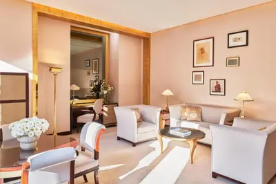 Coin salon dans l'établissement Hôtel Fouquet's Paris