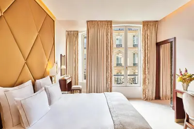 Un ou plusieurs lits dans un hébergement de l'établissement Hôtel Fouquet's Paris