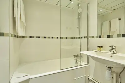 Salle de bains dans l'établissement Hôtel Orchidée