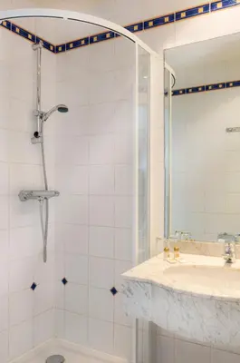Salle de bains dans l'établissement Hôtel des Ecrivains