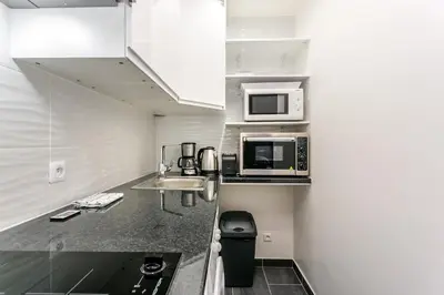 Cuisine ou kitchenette dans l'établissement Marais Saint Paul Ecouffes with AC