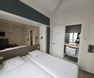 Un ou plusieurs lits dans un hébergement de l'établissement Hôtel Eiffel Kensington