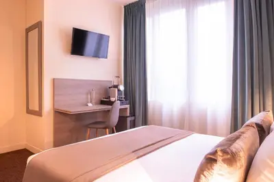 Télévision ou salle de divertissement dans l'établissement Hôtel Aston Paris