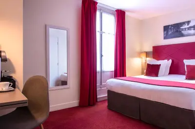 Un ou plusieurs lits dans un hébergement de l'établissement Hôtel Aston Paris
