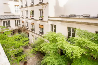 Jardin de l'établissement Marais Place des Vosges Sevigne