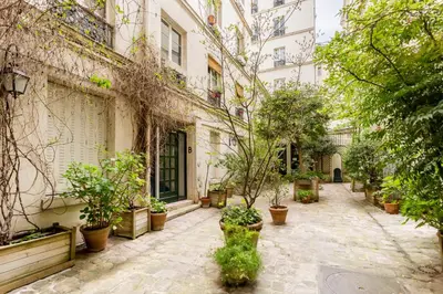 Jardin de l'établissement Marais Place des Vosges Sevigne