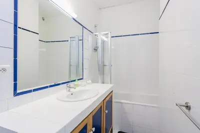 Salle de bains dans l'établissement Marais Place des Vosges Sevigne