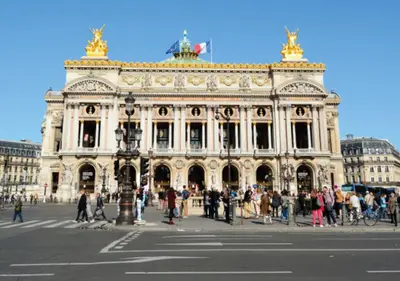 Clients de l'établissement Sourdiere Louvre Vendome with AC