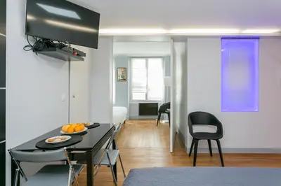 Télévision ou salle de divertissement dans l'établissement Sourdiere Louvre Vendome with AC