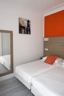 Un ou plusieurs lits dans un hébergement de l'établissement Hotel Montana Paris Lafayette