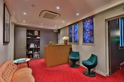 Télévision ou salle de divertissement dans l'établissement Hôtel Louvre Richelieu