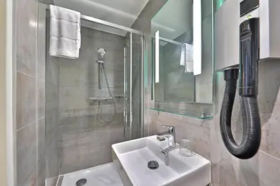 Salle de bains dans l'établissement Hôtel Louvre Richelieu