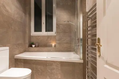 Salle de bains dans l'établissement Hôtel De La Porte Dorée