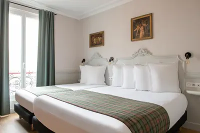 Un ou plusieurs lits dans un hébergement de l'établissement Hôtel De La Porte Dorée