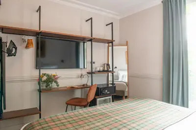 Un ou plusieurs lits dans un hébergement de l'établissement Hôtel De La Porte Dorée