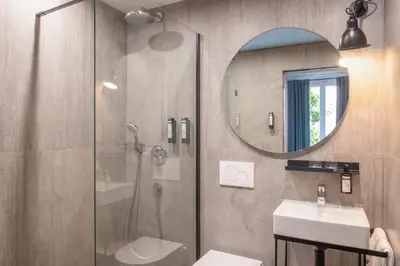 Salle de bains dans l'établissement Hôtel De La Porte Dorée