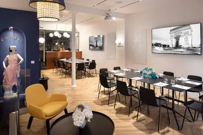 Télévision ou salle de divertissement dans l'établissement Balmoral Champs Elysées