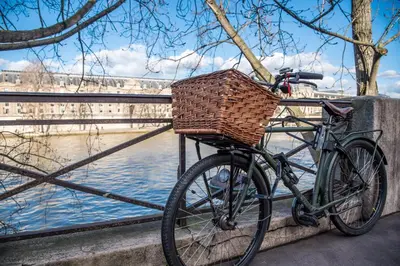 Vélo sur le terrain de l'établissement Balmoral Champs Elysées ou dans les environs