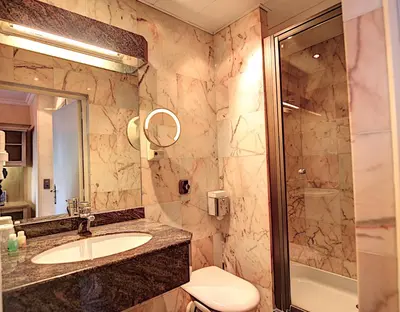 Salle de bains dans l'établissement Hôtel Du Midi Paris Montparnasse
