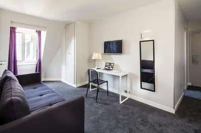 Télévision ou salle de divertissement dans l'établissement Hôtel Paris Vaugirard