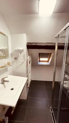 Salle de bains dans l'établissement Jeff Hotel