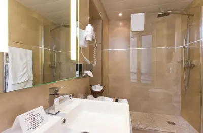 Salle de bains dans l'établissement Hotel de L'Empereur by Malone