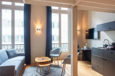 Cuisine ou kitchenette dans l'établissement Hôtel Helzear Etoile by Esteem