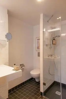 Salle de bains dans l'établissement Hôtel Helzear Etoile by Esteem