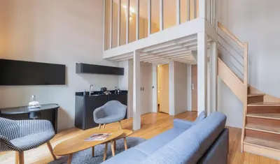 Télévision ou salle de divertissement dans l'établissement Hôtel Helzear Etoile by Esteem