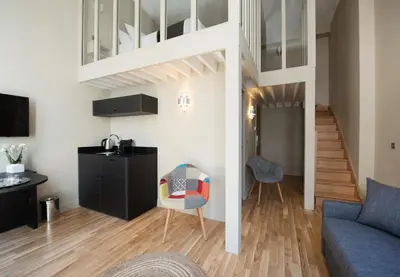 Télévision ou salle de divertissement dans l'établissement Hôtel Helzear Etoile by Esteem