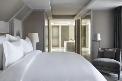 Un ou plusieurs lits dans un hébergement de l'établissement Hotel de Crillon
