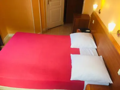 Un ou plusieurs lits dans un hébergement de l'établissement Paris Hôtel Le Mediterraneen
