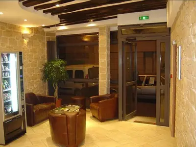 Coin salon dans l'établissement Paris Hôtel Le Mediterraneen
