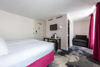 Un ou plusieurs lits dans un hébergement de l'établissement Logis Hôtel 15 Montparnasse