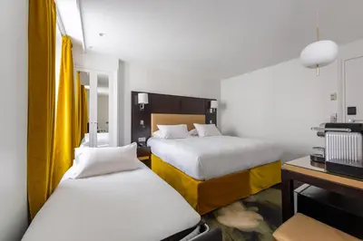 Un ou plusieurs lits dans un hébergement de l'établissement Logis Hôtel 15 Montparnasse