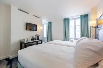 Un ou plusieurs lits dans un hébergement de l'établissement Logis Hôtel 15 Montparnasse