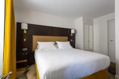Un ou plusieurs lits dans un hébergement de l'établissement Logis Hôtel 15 Montparnasse