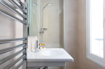 Salle de bains dans l'établissement Logis Hôtel 15 Montparnasse