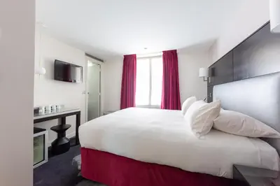 Un ou plusieurs lits dans un hébergement de l'établissement Logis Hôtel 15 Montparnasse