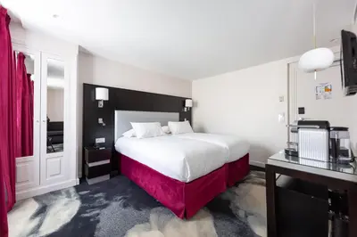 Un ou plusieurs lits dans un hébergement de l'établissement Logis Hôtel 15 Montparnasse