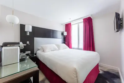 Un ou plusieurs lits dans un hébergement de l'établissement Logis Hôtel 15 Montparnasse