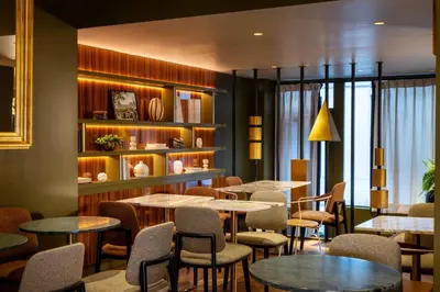 Coin salon dans l'établissement Hôtel Aoriste & Spa