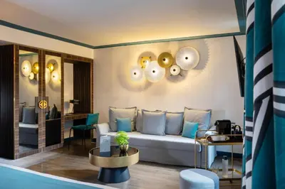Coin salon dans l'établissement Hôtel Aoriste & Spa
