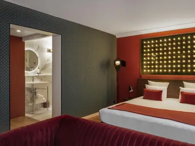 Un ou plusieurs lits dans un hébergement de l'établissement Seven Hotel Paris